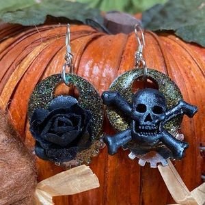 ☠️🖤 Black Skull & Rose Resin Earrings! 1  of each
